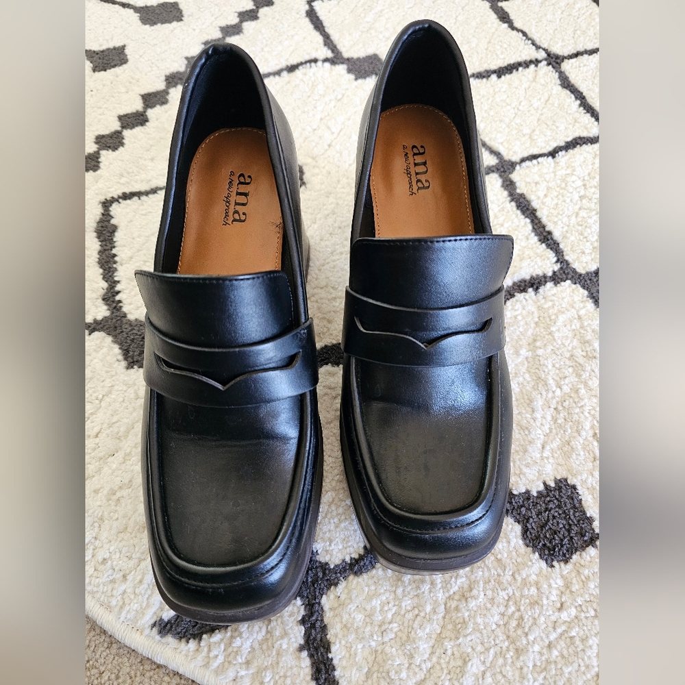 Womens Hughes Round Toe Loafers